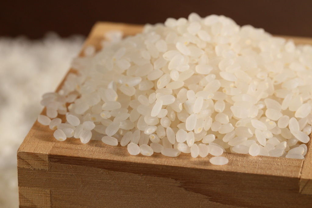 Sake rice in wooden masu cup | Norwegian Sake Association